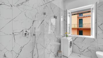 Dusche, Haartrockner, Bidet, Handtücher