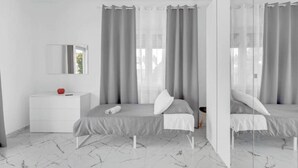 Une chambre à coucher moderne avec un lit, une table de chevet et un miroir.