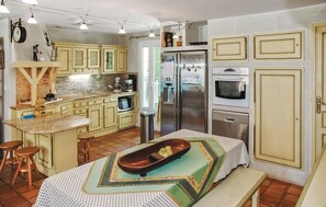 Fridge, microwave, oven, stovetop - Stunning home in Boulbon (Boulbon)