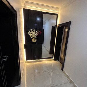 Apartamento econômico, sacada, vista para a cidade | Parte interna