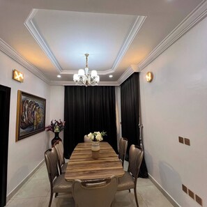 Economy Apartment, Balcony, City View | Tempat makan