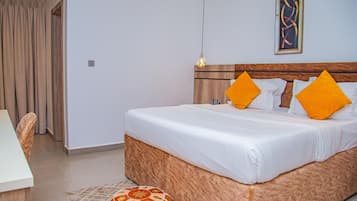 Økonomileilighet, balkong, byutsikt | Skrivebord, skrivebord for bærbar PC, blendingsgardiner og lydisolert