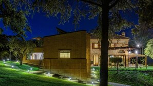 Un bâtiment moderne doté d’une façade en bois, d’une entrée bien visible et d’un espace jardin bien éclairé.