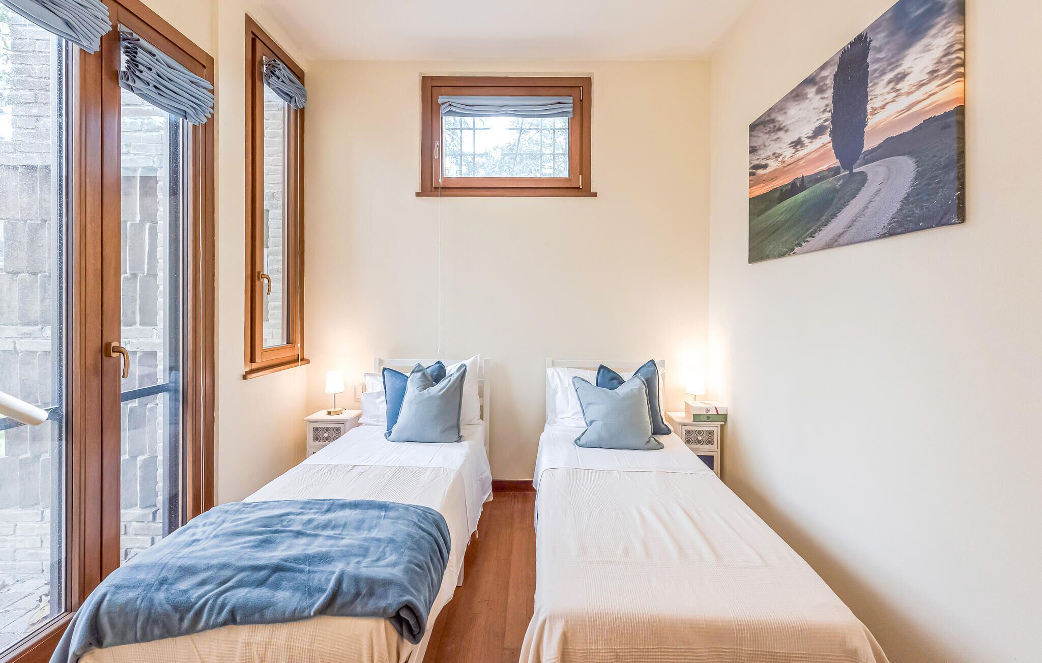 Iron/ironing board, travel cot, free WiFi
