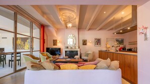 Een moderne woonkamer met een bank, een open haard en een televisie.