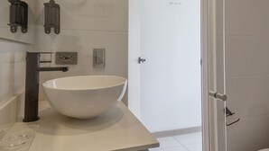 A modern bathroom with a large white sink, a mirror, and a toilet. - NOK Perfect 1BR in Laureles Medellin (Medellín)