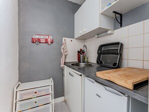 Wasserkocher mit Kaffee-/Teezubehör, Kühlschrank, Mikrowelle, Toaster
