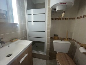 A bathroom with a white sink, a shower, and a toilet. - Cozy studio near beach, pets allowed (Sète)