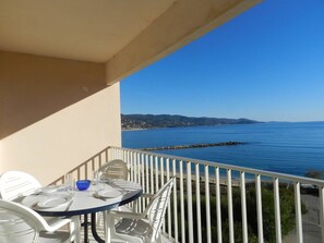 Outdoor dining - 3-room apartment on beach, 6 people, sea view (Le Lavandou)