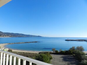 Property grounds - 3-room apartment on beach, 6 people, sea view (Le Lavandou)