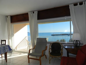 Interior - 3-room apartment on beach, 6 people, sea view (Le Lavandou)