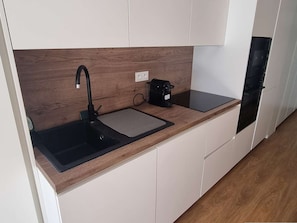 Réfrigérateur, micro-ondes, plaque de cuisson, cafetière/bouilloire