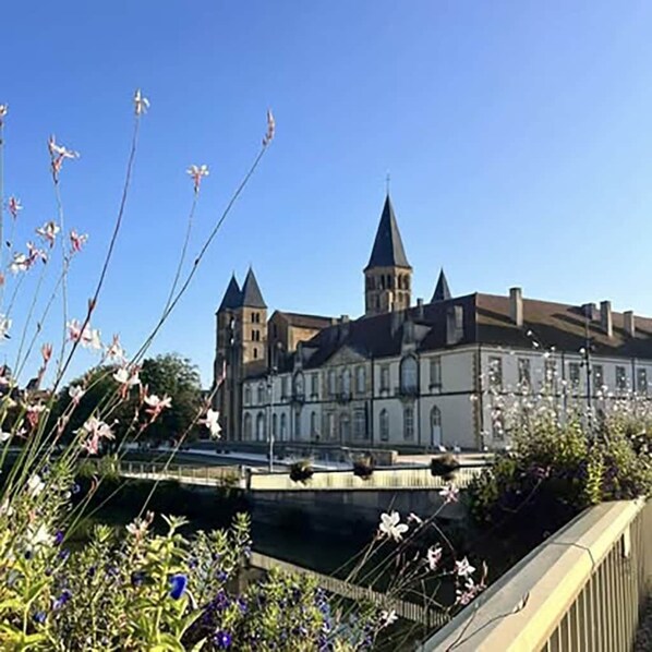 Property grounds - N°7: L'Ethnique Dorée (Paray-le-Monial)