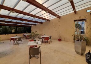 Dining - N°9: Velvet Burgundy (Paray-le-Monial)