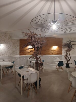 Dining - N°9: Velvet Burgundy (Paray-le-Monial)