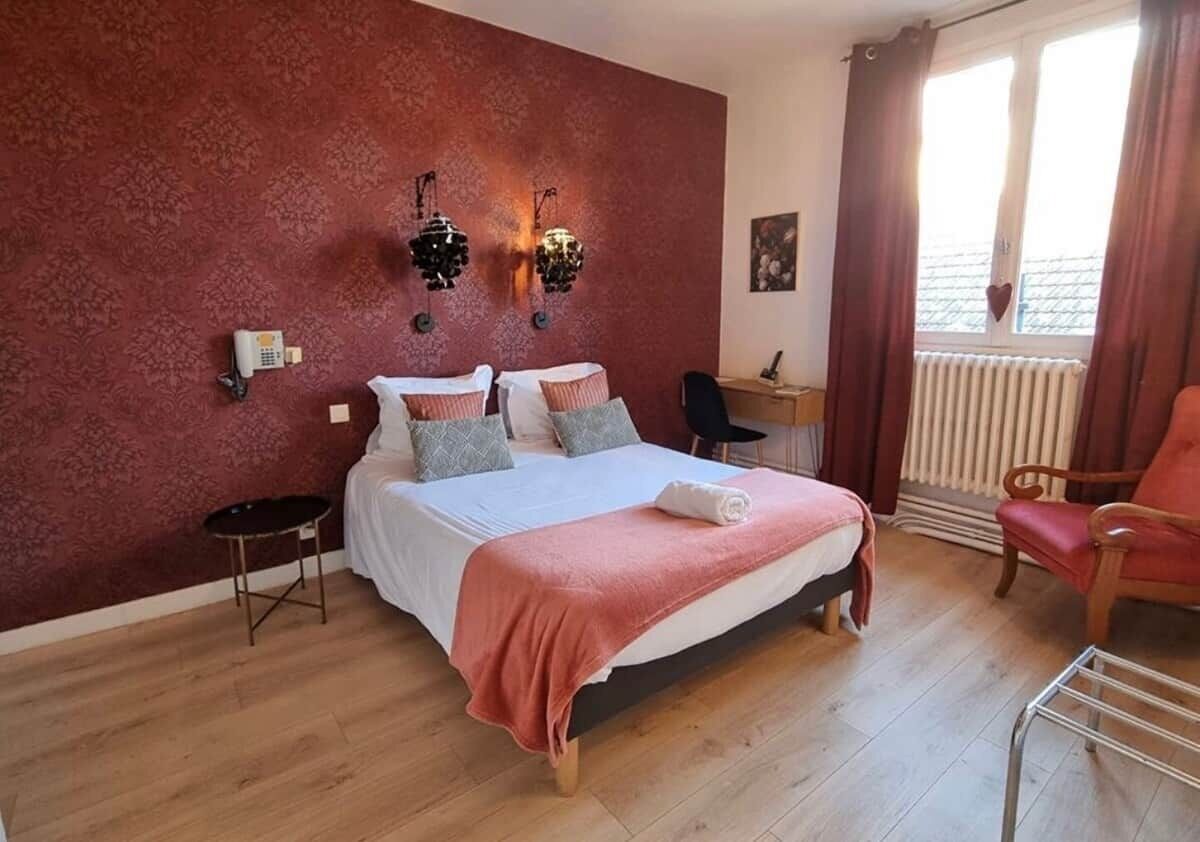 1 dormitorio, tabla de planchar con plancha, wifi y ropa de cama