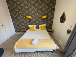 Een strijkplank/strijkijzer, wifi, beddengoed