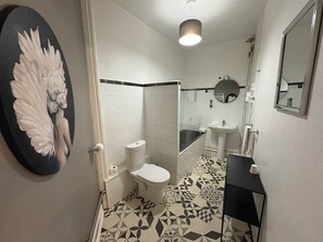 Een haardroger, handdoeken