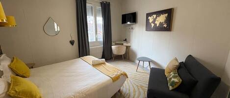 Een strijkplank/strijkijzer, wifi, beddengoed