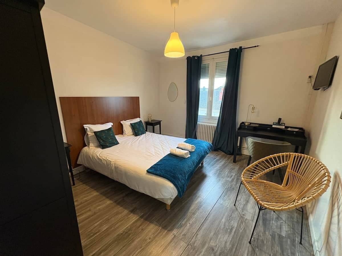 Een strijkplank/strijkijzer, wifi, beddengoed