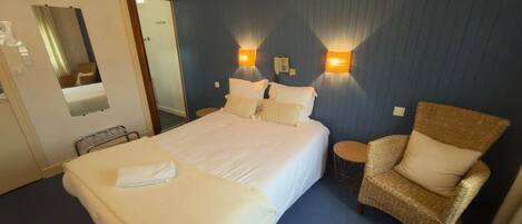 1 dormitorio, tabla de planchar con plancha, wifi y ropa de cama