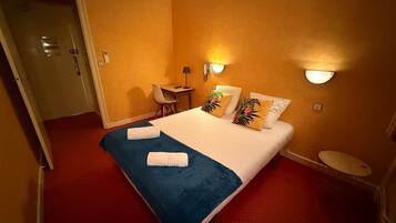 Een strijkplank/strijkijzer, wifi, beddengoed