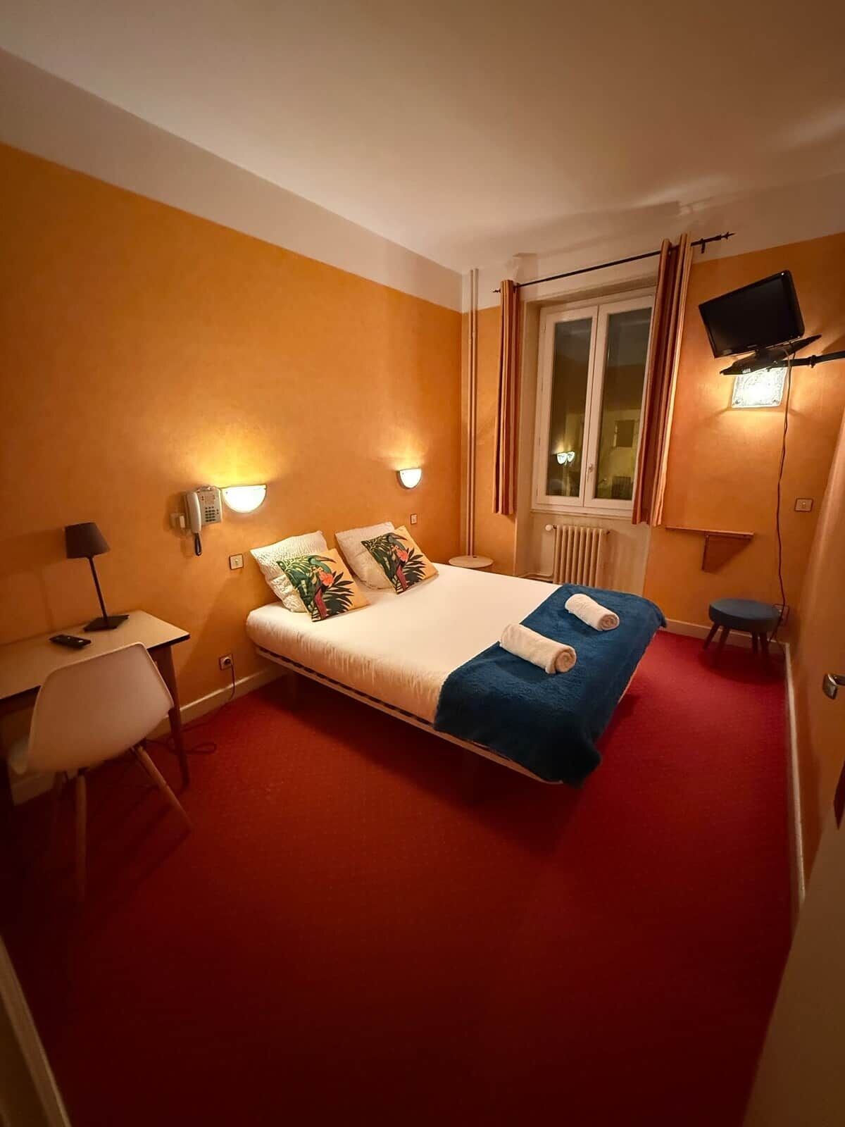 Een strijkplank/strijkijzer, wifi, beddengoed