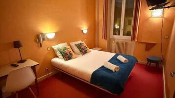 Een strijkplank/strijkijzer, wifi, beddengoed