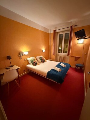 Planxa i posts de planxar, wifi i roba de llit