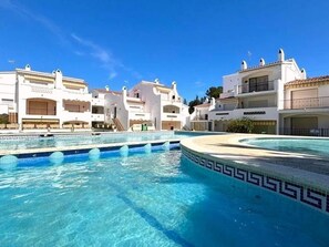 Pool - Cozy Apartment with Pool & Parking in Roses – Ideal for Families (Roses)