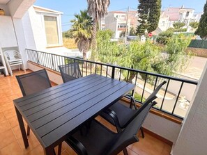 Outdoor dining - Cozy Apartment with Pool & Parking in Roses – Ideal for Families (Roses)
