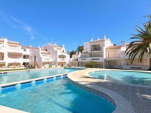 Pool - Cozy Apartment with Pool & Parking in Roses – Ideal for Families (Roses)