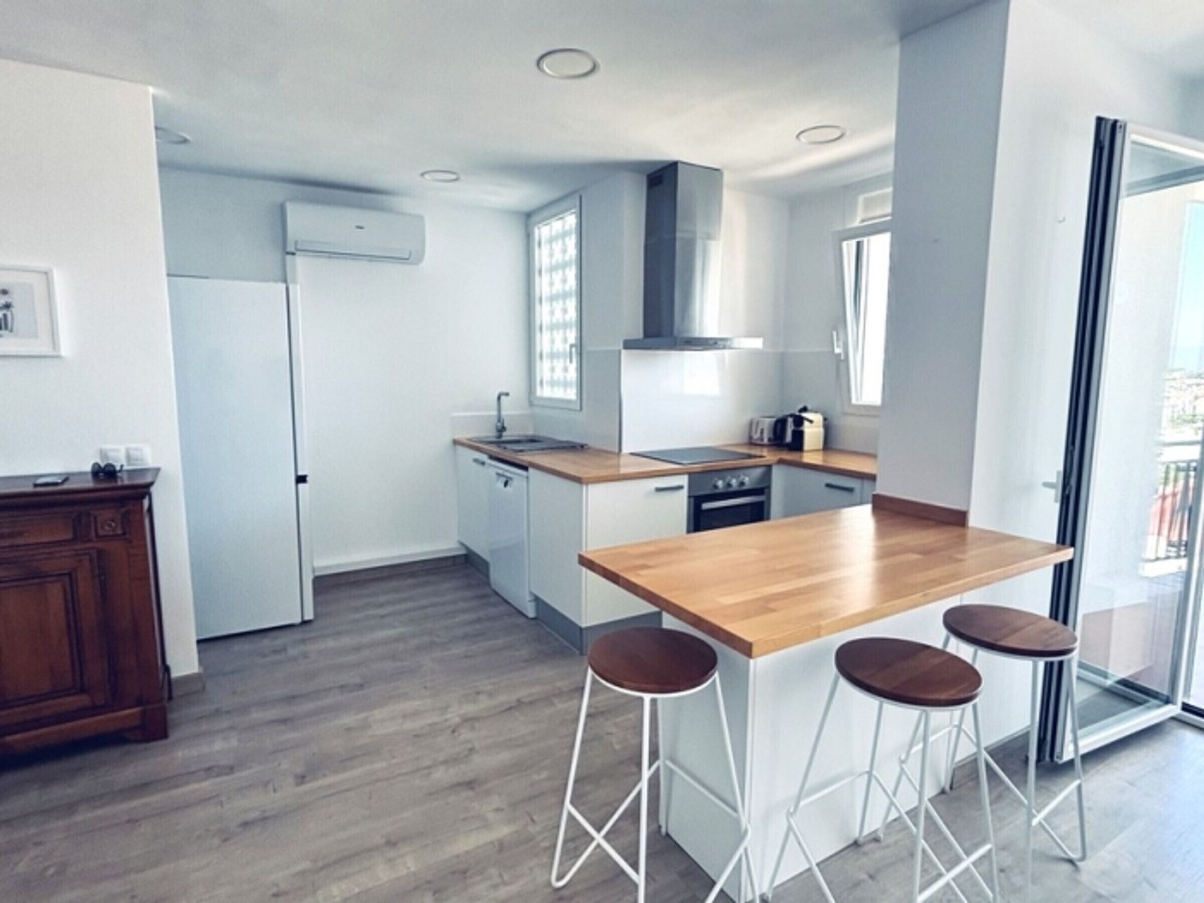 Fridge, microwave, oven, coffee/tea maker