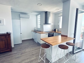 Kühlschrank, Mikrowelle, Ofen, Wasserkocher mit Kaffee-/Teezubehör
