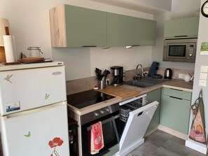 Fridge, microwave, oven, stovetop - Family home between beach and bay with private parking (Fort-Mahon-Plage)