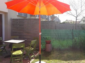 Outdoor dining - Family home between beach and bay with private parking (Fort-Mahon-Plage)