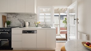 Fridge, oven, stovetop, dishwasher - Parkside Escape in Middle Park (Middle Park)