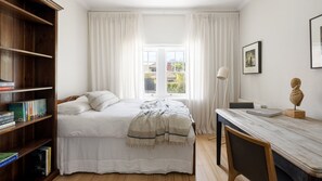 2 bedrooms, desk, iron/ironing board, free WiFi - Parkside Escape in Middle Park (Middle Park)