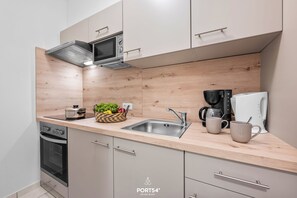 Fridge, oven, stovetop, coffee/tea maker - “Apartment Föhr” in the heart of Büsum with balcony, centrally located and close (Büsum)