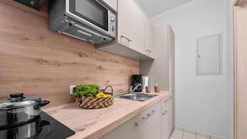 Fridge, oven, stovetop, coffee/tea maker