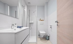 A modern bathroom with a shower, toilet, and sink. - “Apartment Föhr” in the heart of Büsum with balcony, centrally located and close (Büsum)