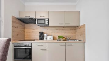 Kühlschrank, Ofen, Herdplatte, Wasserkocher mit Kaffee-/Teezubehör