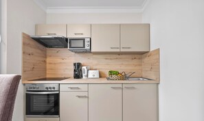 Fridge, oven, stovetop, coffee/tea maker - “Apartment Amrum” in the heart of Büsum with balcony, centrally located and clos (Büsum)