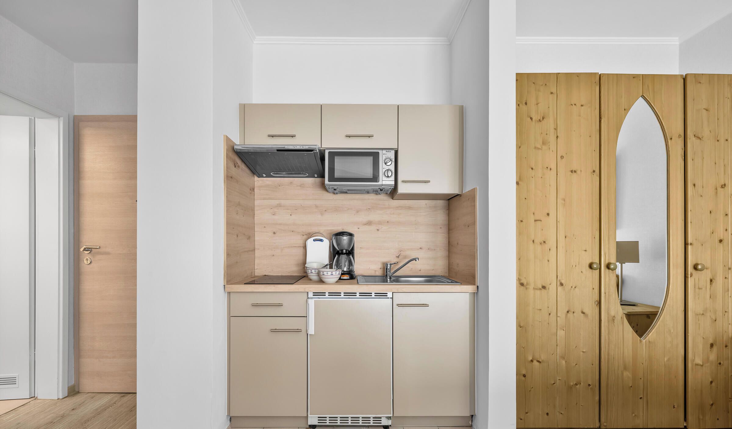 Fridge, oven, stovetop, coffee/tea maker