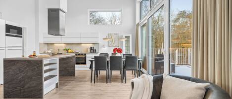 TV, peis, DVD-spiller og stereoanlegg