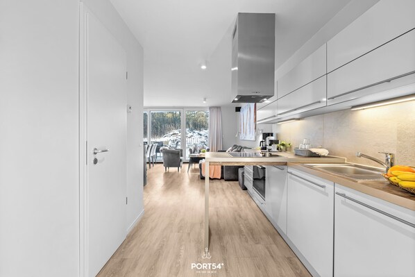 Fridge, microwave, oven, stovetop - Spacious holiday apartment with luxury features and covered terrace near the Bal (Lübeck)