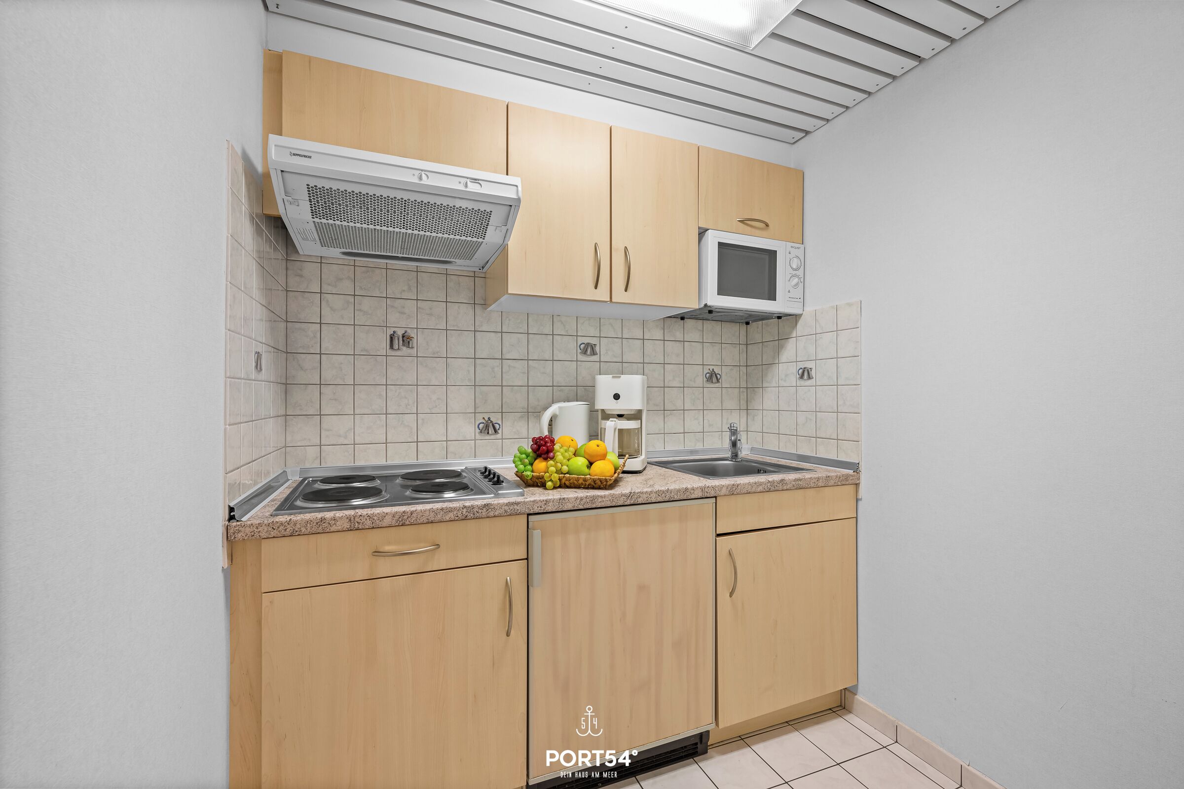 Fridge, oven, stovetop, coffee/tea maker