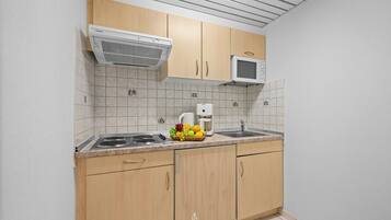Fridge, oven, stovetop, coffee/tea maker