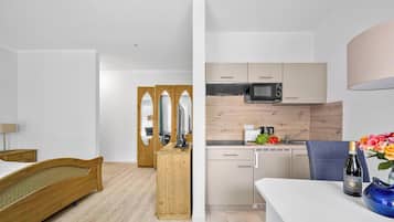 Coffee/tea maker, fridge, stovetop, toaster