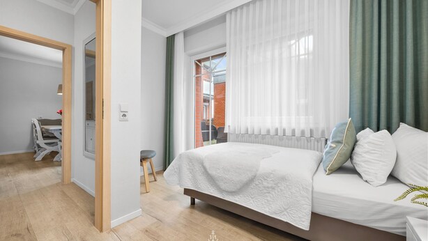 Ein modernes Schlafzimmer mit einem Bett, einem Schreibtisch und einem Stuhl.